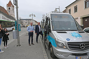 Bürgermeister Thomas Steiner und Vizebürgermeister Istvan Deli beim Stadtbus. 