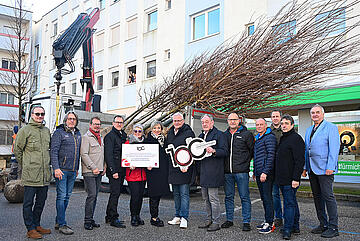 Vor dem Rathaus in Mattersburg trafen sich die Vertreter der Gemeinden aus dem ganzen Bezirk. 