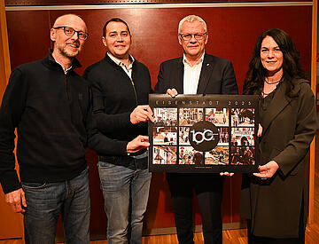 Als Weihnachtsgeschenk gab es für alle Gemeinderäte den neuen Jubiläumskalender zu „100 Jahre Landeshauptstadt Eisenstadt“. Bürgermeister Thomas Steiner mit Grünen GR Siegfried Mörz (l.), FPÖ-Gemeinderat Bernhard Skaumal und der 2. Vizebürgermeisterin Charlotte Toth-Kanak. 