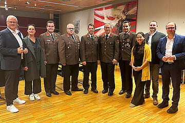 Gruppenbild der Eisenstädter Feuerwehr und Vertretern aller Fraktionen im Rahmen der Gemeinderatssitzung