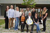 Gruppenbild der Projektgruppe "Klimaneutrale Stadt" mit Bürgermeister Thomas Steiner vor einem Baum